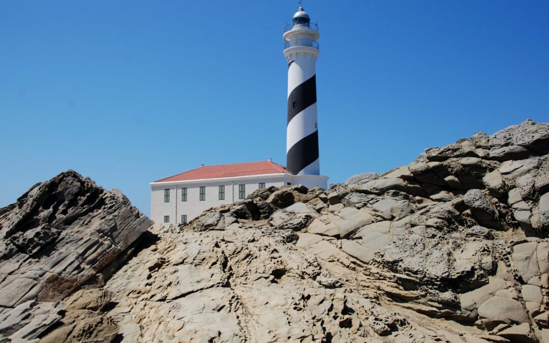 Entdecke den Leuchtturm von Punta Nati – Menorca